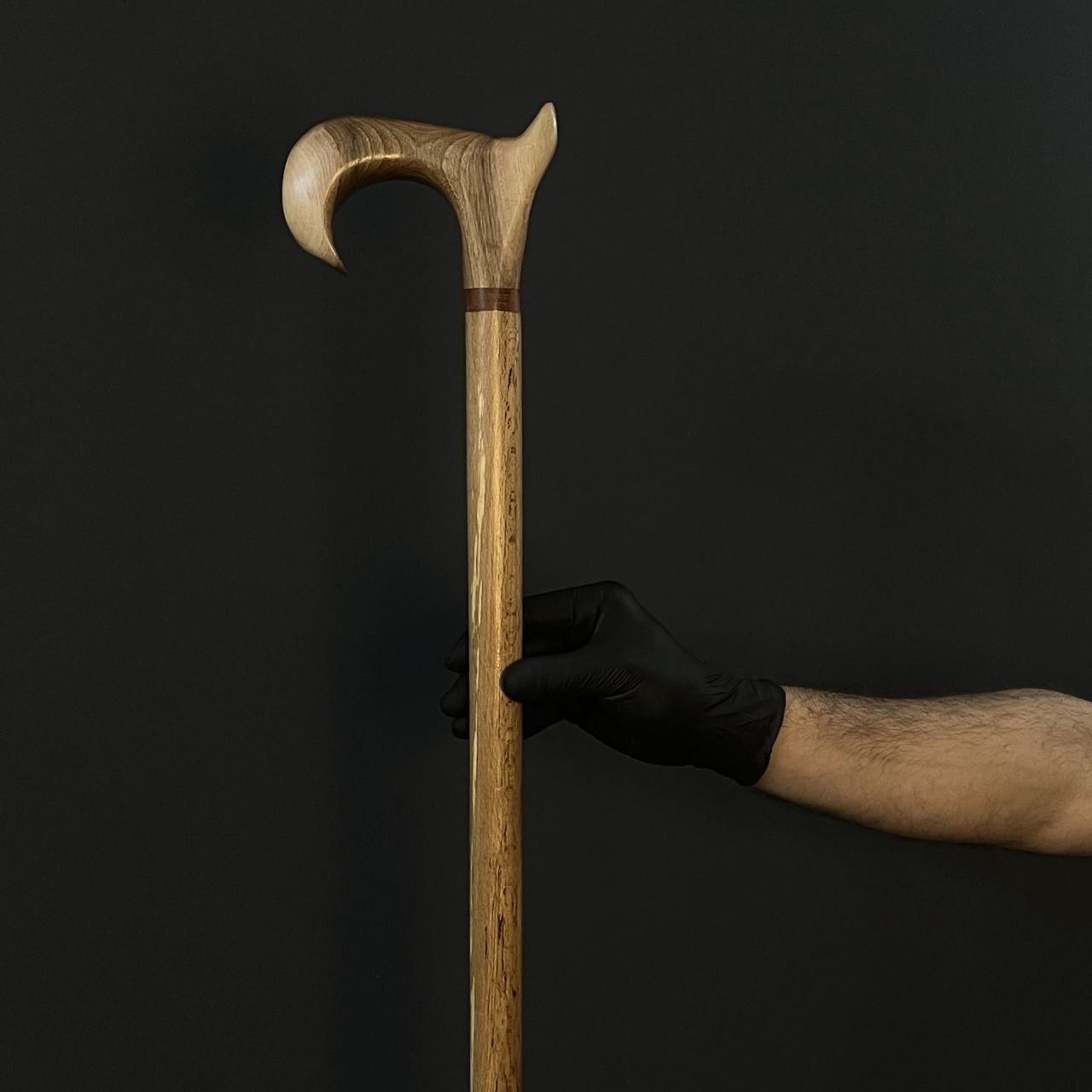 عصای لوکس با بدنه‌ی چوب راش گرجستان و حلقه‌ی تزئینی کاج کانادایی