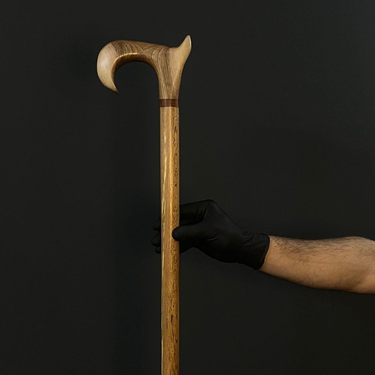 عصای لوکس با بدنهی چوب راش گرجستان و حلقهی تزئینی کاج کانادایی