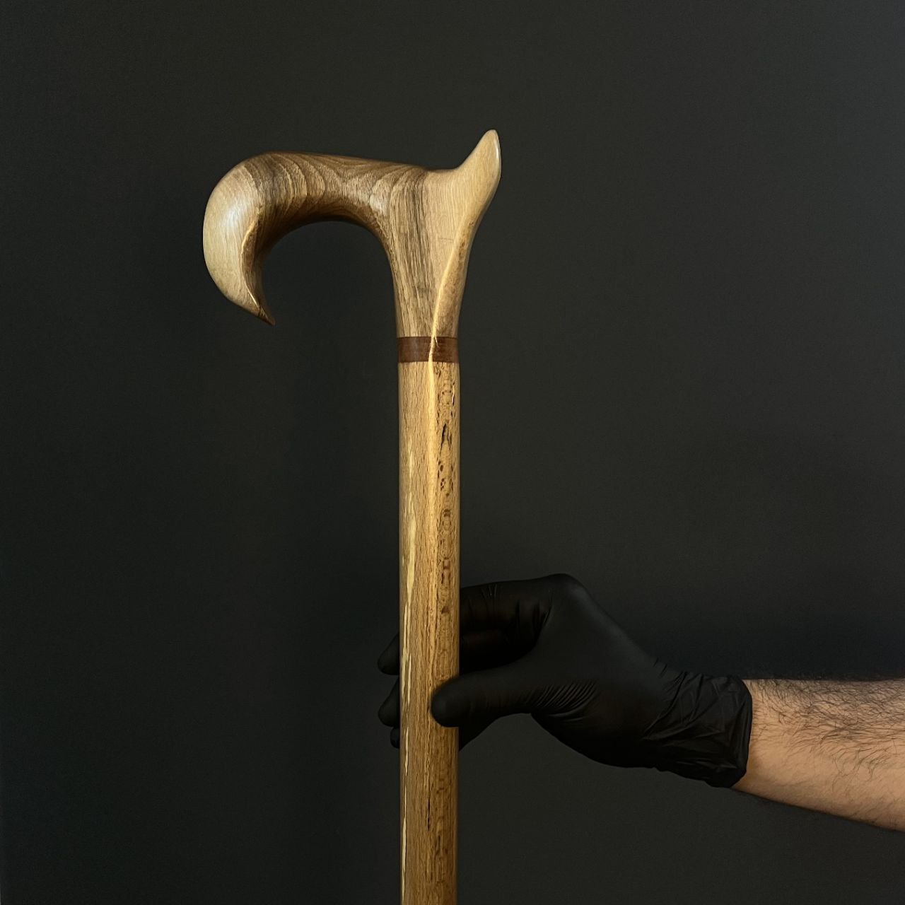 عصای سبک و مقاوم دست‌ساز ایرانی با طراحی ارگونومیک