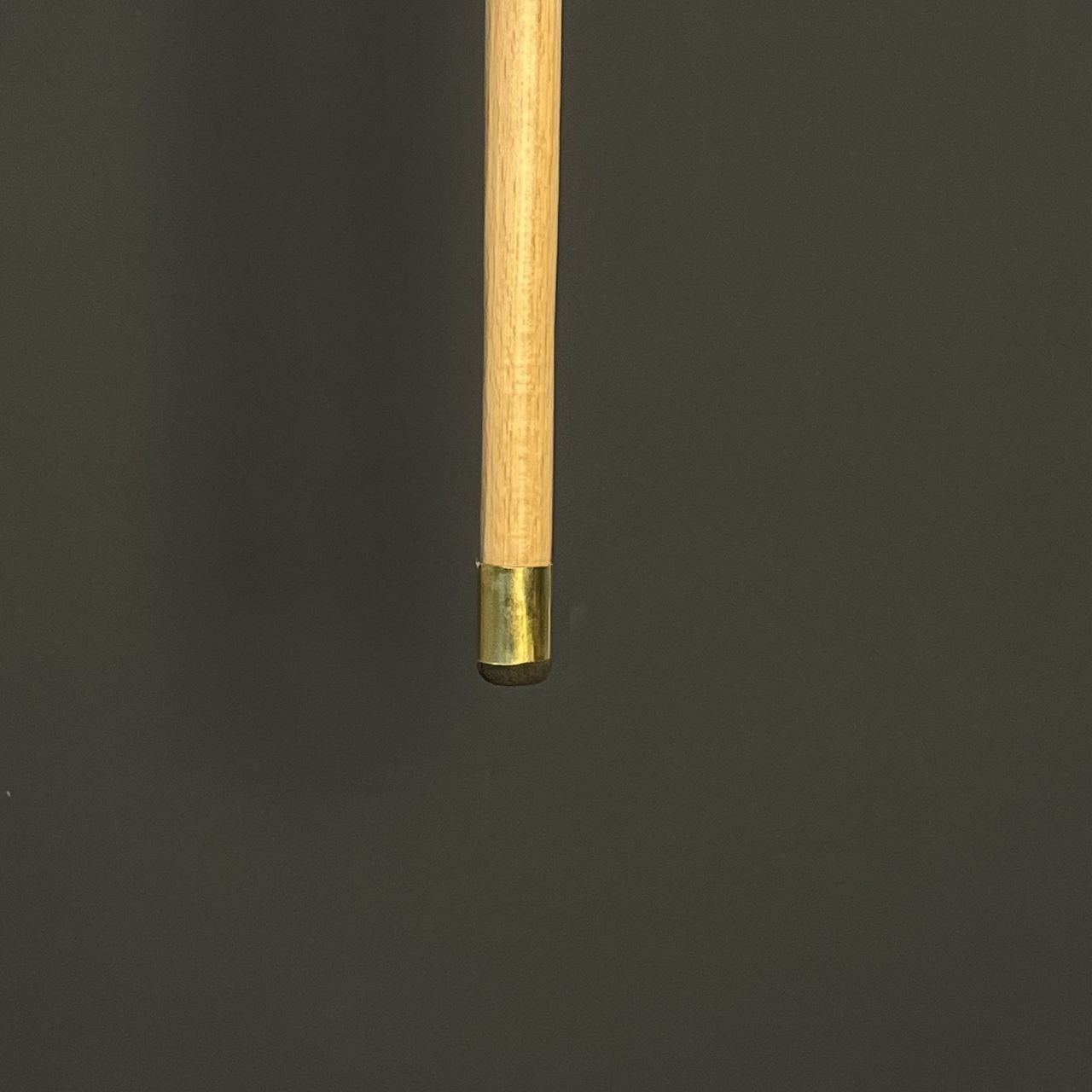 «نمای نزدیک حلقه برنجی و اتصال دسته به بدنه چوب راش گرجستان»