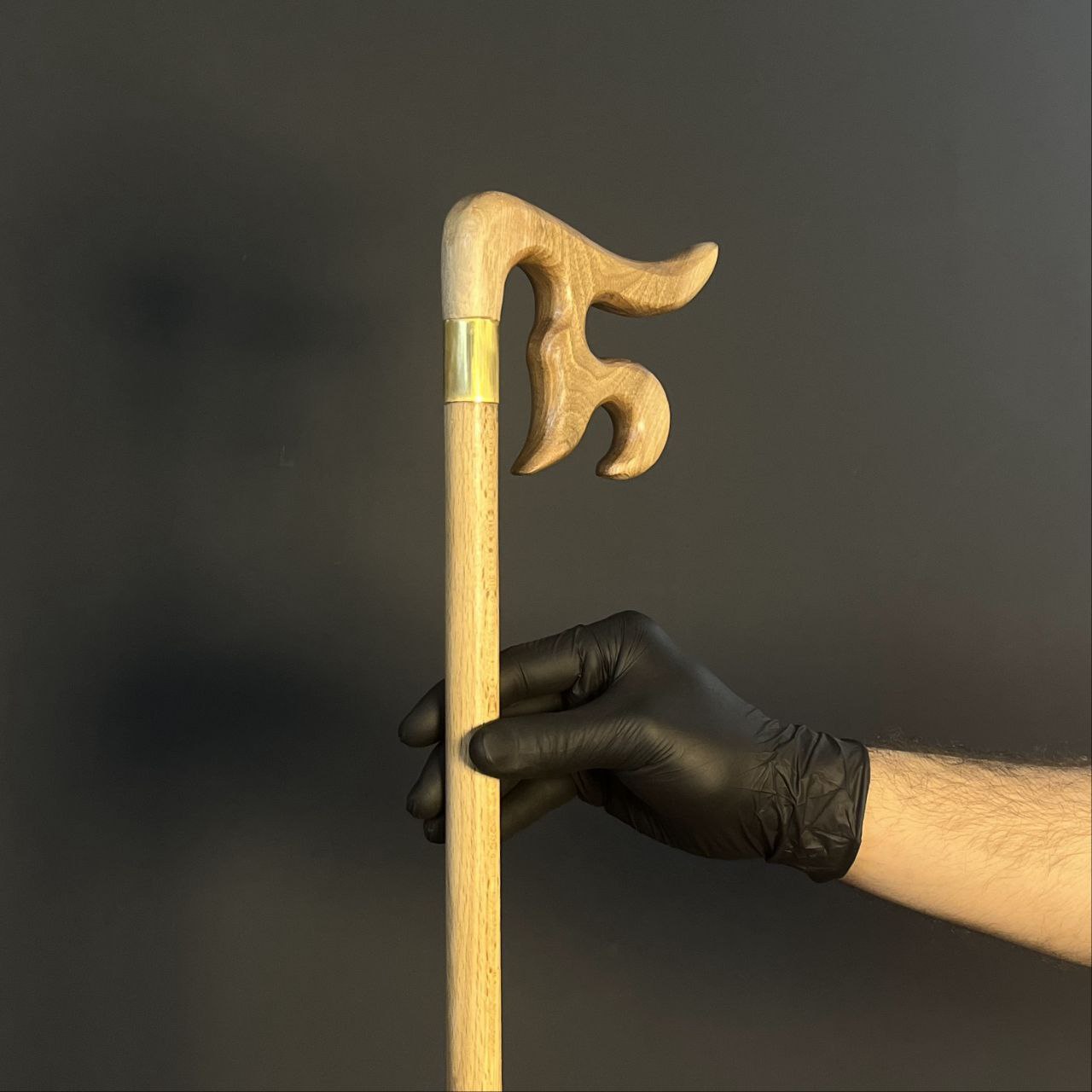 «نوک برنجی براق در انتهای عصا حضرت علی علیه‌السلام»