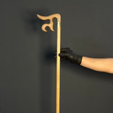 «جزئیات حکاکی نام علی روی دسته عصای چوبی با حلقه تزئینی برنجی»