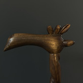 جزئیات دسته عصا با فرم حیوانی و بافت طبیعی چوب