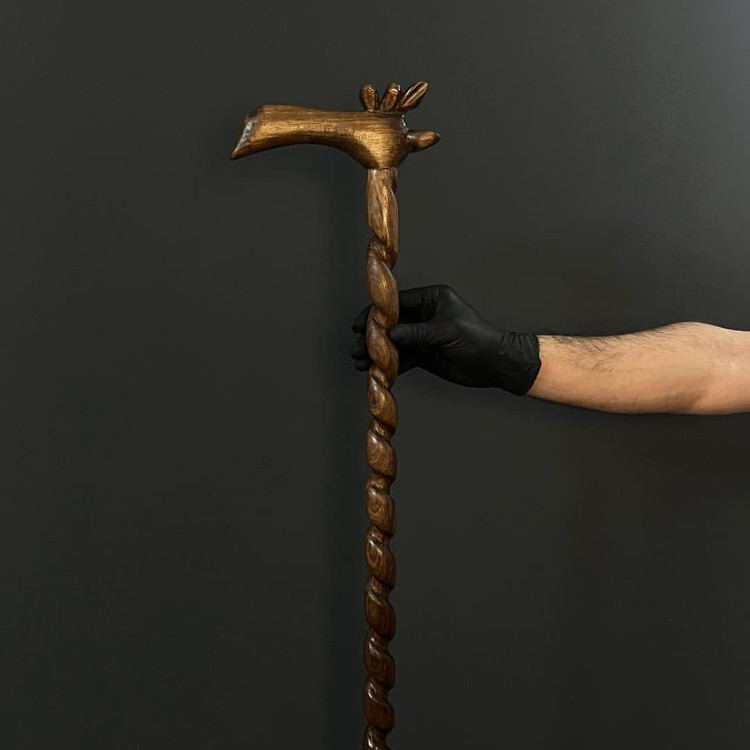 عصای چوبی با هنر پیکر تراشی روی دسته