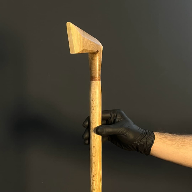 نمای نزدیک دسته عصا طرح چوب گلف ساختهشده از چوب گردوی اصیل ایرانی.