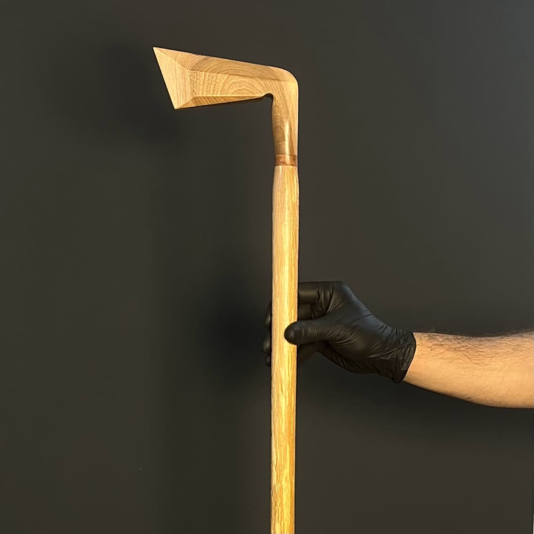 عصا کلاسیک پیکری مدل چوب گلف با طراحی الهام‌گرفته از فرم چوب گلف.