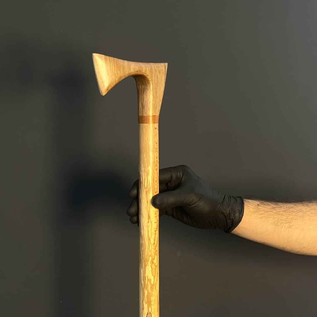 تصویر کلوزآپ از اتصال دسته و بدنه عصا طرح تبر با پرداخت دقیق چوب