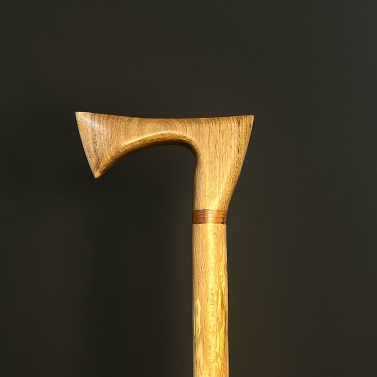 تصویر دسته عصا طرح تبر ساخته شده از چوب گردوی گیلان با حلقه تزئینی کاج کانادایی