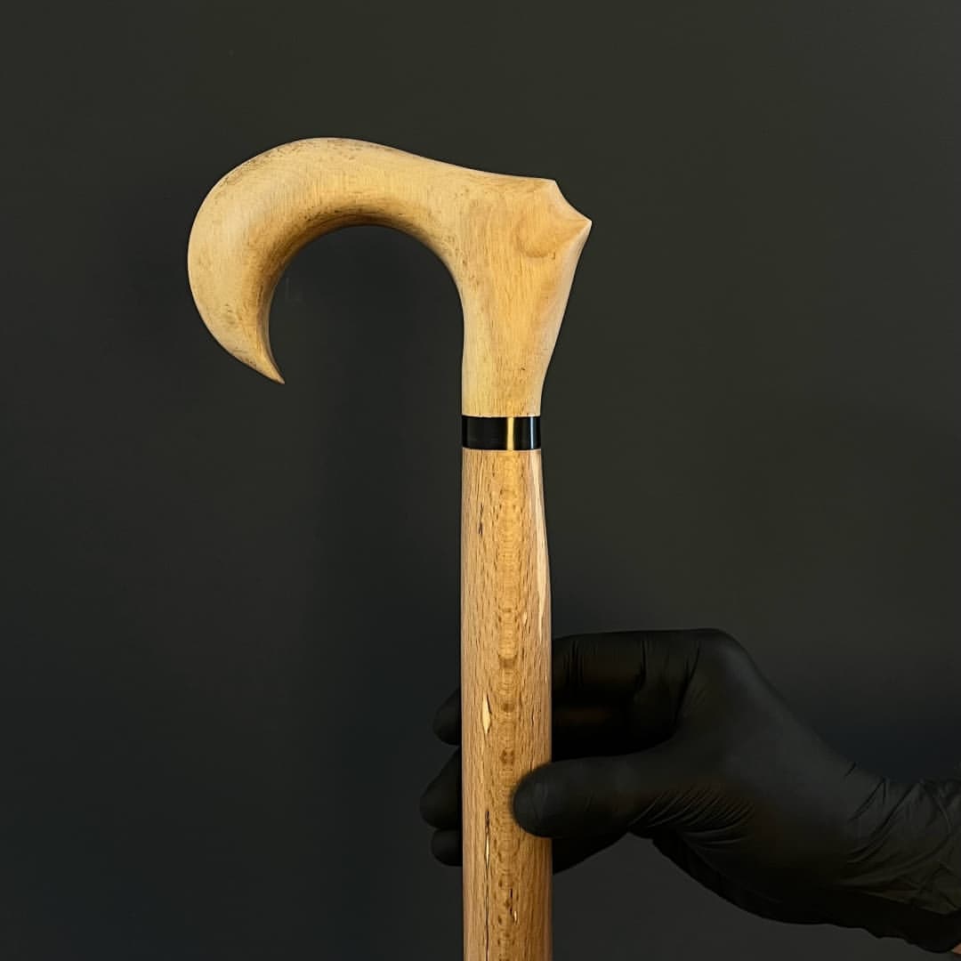 نمای نزدیک از دسته عصا مدل دیبا با حلقه تزئینی رزین مشکی