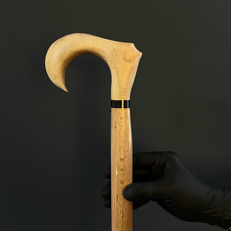 نمای نزدیک از دسته عصا مدل دیبا با حلقه تزئینی رزین مشکی