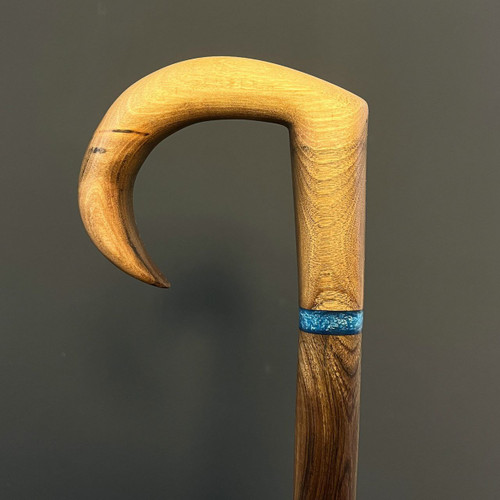 عصا چوبی مدل آبتین با دسته ارگونومیک از چوب گردو و تزئین رزین آبی