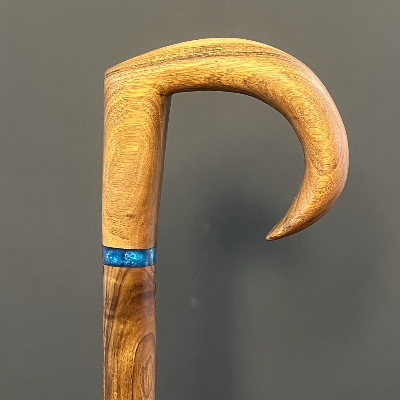 عصای چوبی ایرانی با طراحی خاص و الهام هنری از آب و جنگل