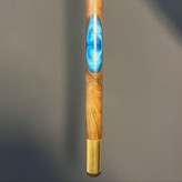 نمای نزدیک از تزئینات رزینی آبیرنگ روی بدنه عصا آبتین