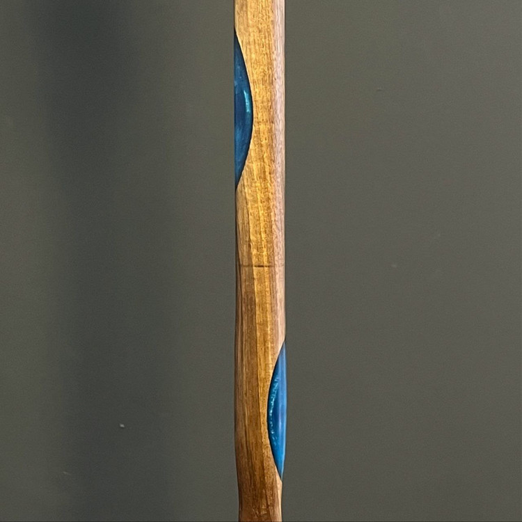 عصا سبک و بادوام با تلفیق چوب گردو و رزین در رنگ آبی روشن