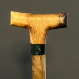 حلقه رزینی سبزرنگ روی بدنهی چوبی عصا آرین