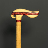 نمای نزدیک از دسته ارگونومیک عصا مدل آذین با تزئین رزینی قرمز