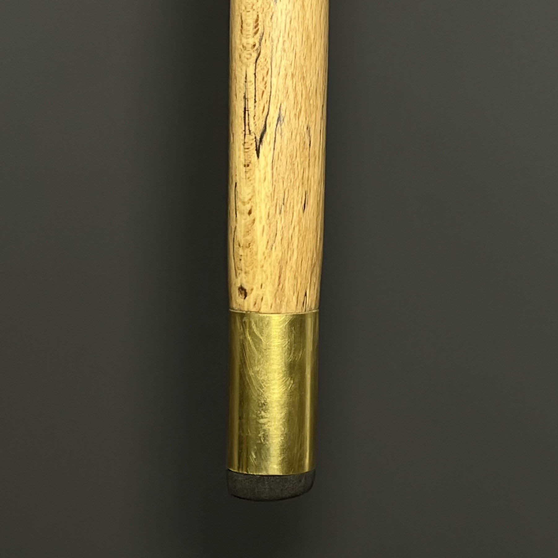 تصویر تمام‌قد عصا مدل آذین با ترکیب چوب روشن و رزین