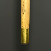 تصویر تمامقد عصا مدل آذین با ترکیب چوب روشن و رزین