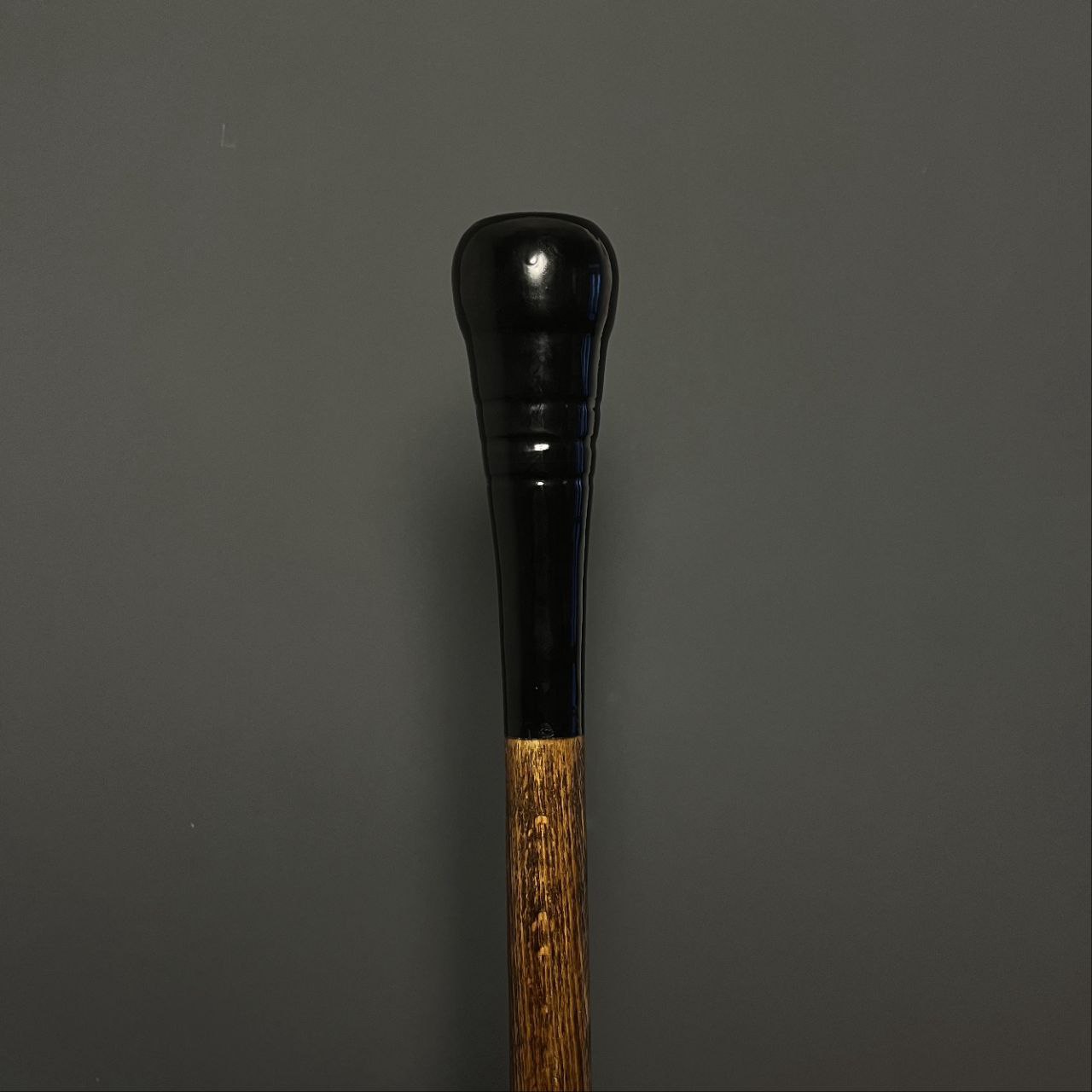 عصا شاهی مدل آرتمن با دسته‌ی مشکی رزینی و بدنه چوبی