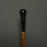 عصا شاهی مدل آرتمن با دستهی مشکی رزینی و بدنه چوبی