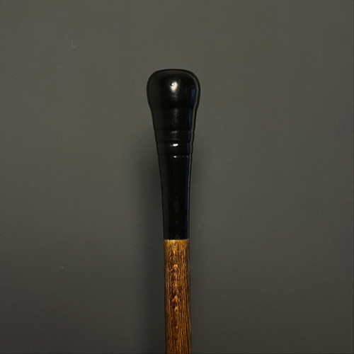 عصا شاهی مدل آرتمن با دستهی مشکی رزینی و بدنه چوبی