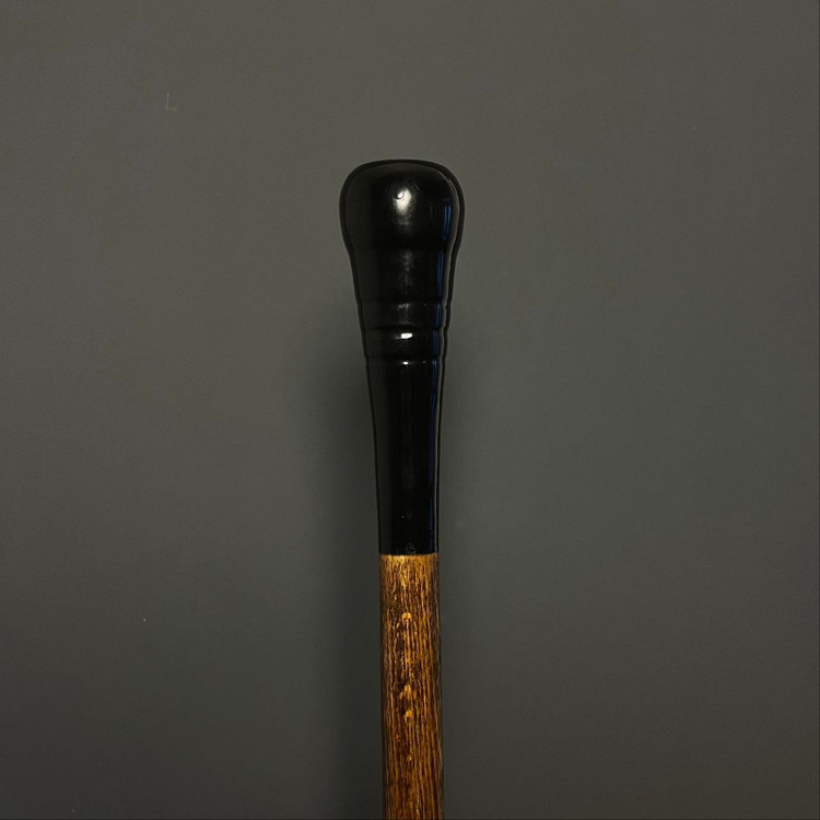 عصا شاهی مدل آرتمن با دستهی مشکی رزینی و بدنه چوبی