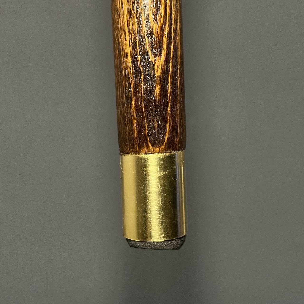 ترکیب چوب راش طبیعی و دسته رزینی در عصای سلطنتی آرتمن