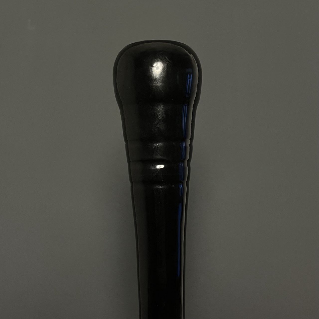 نمای نزدیک از دسته‌ی براق و صیقلی عصای آرتمن