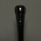 نمای نزدیک از دستهی براق و صیقلی عصای آرتمن