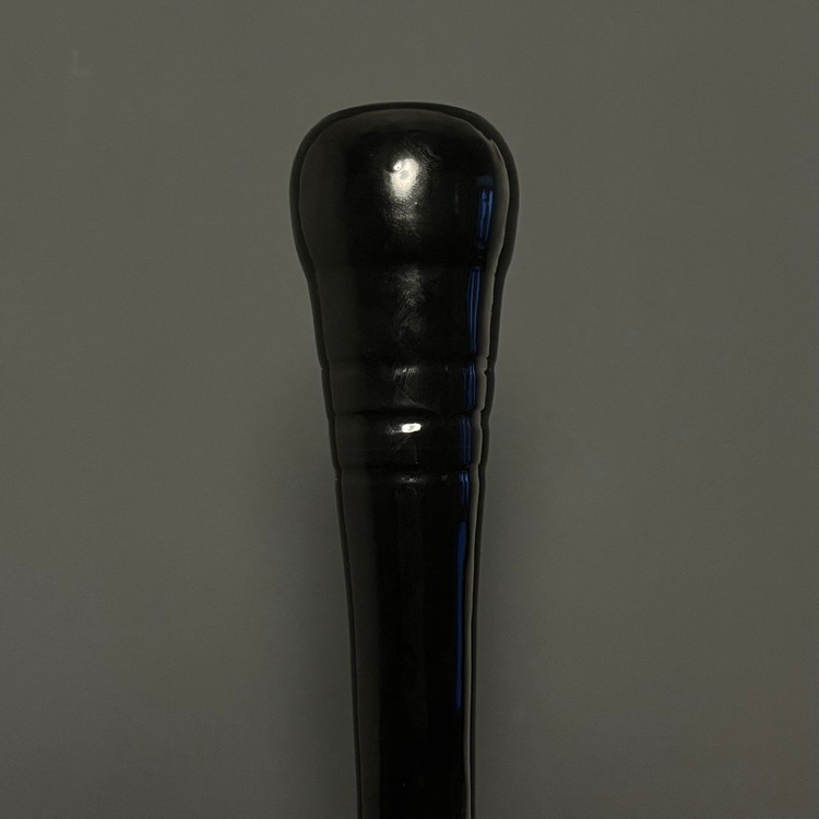 نمای نزدیک از دستهی براق و صیقلی عصای آرتمن