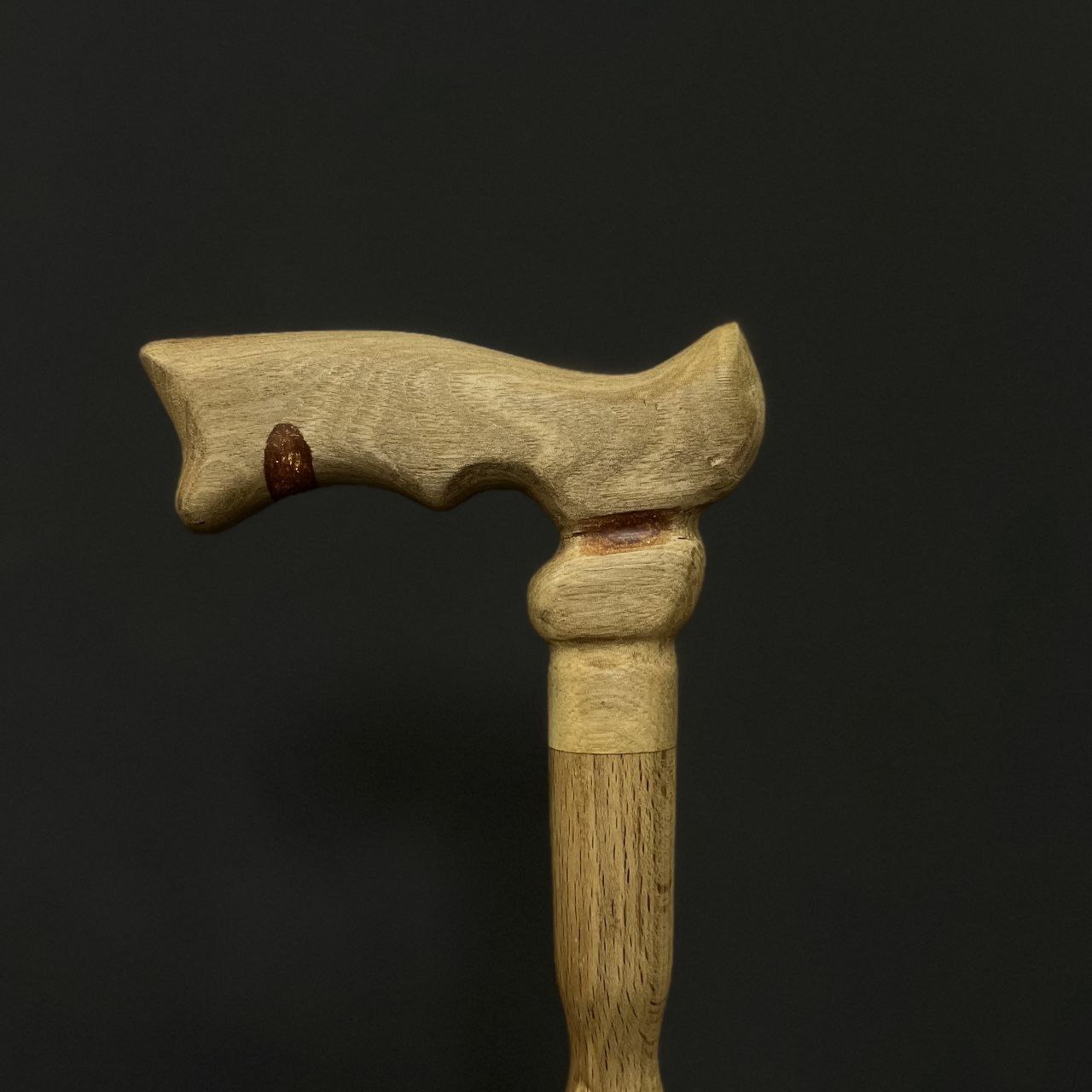 عصا مدل آرتین با دسته ارگونومیک ساخته شده از چوب گردو و رزین