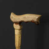 نمای نزدیک از دسته عصای آرتین با طراحی طبیعی و خمیده