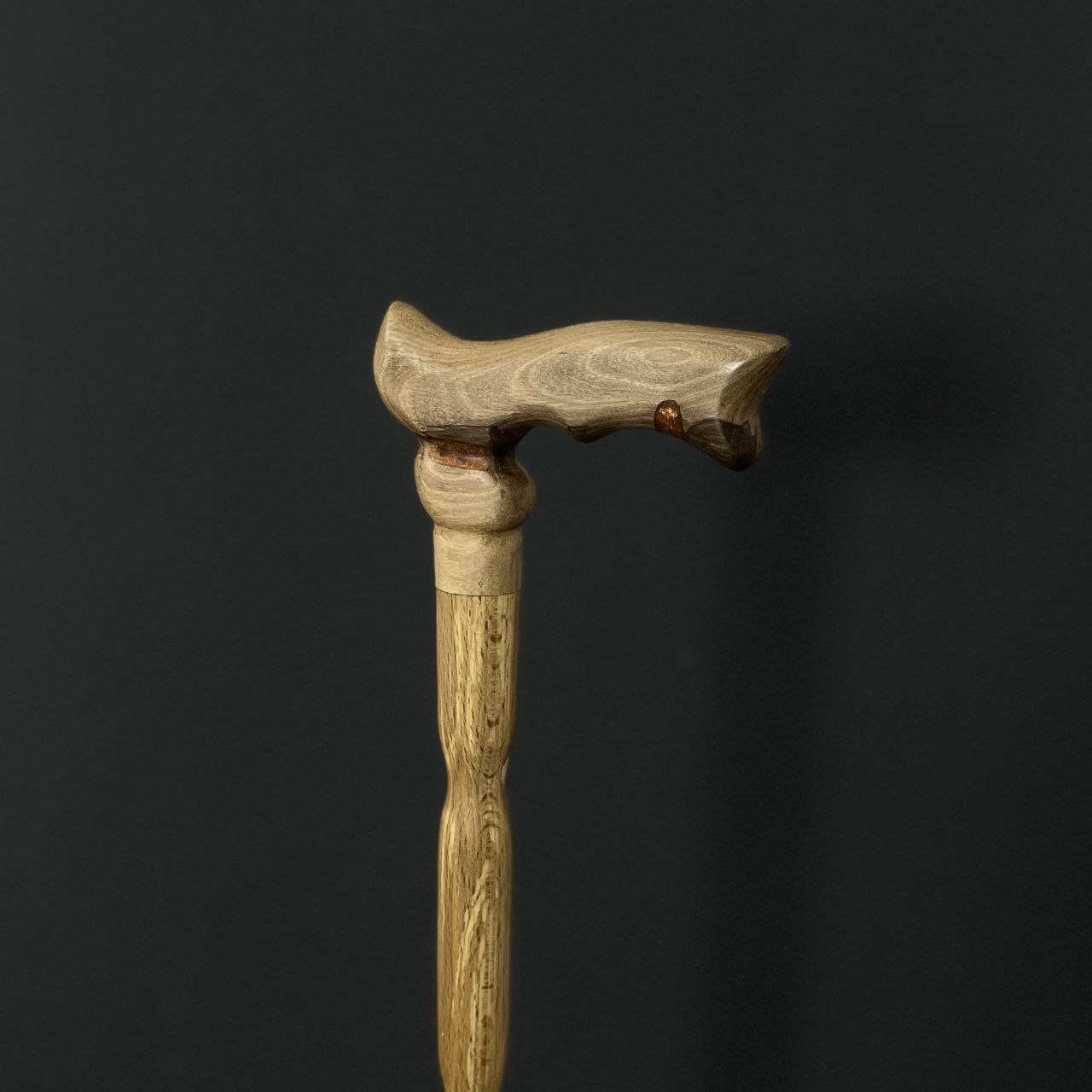 عصای چوبی آرتین با بدنه راش گرجستان و دسته سبک‌ وزن