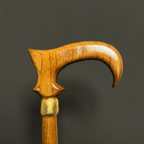 عصای چوبی مدل کارا با دسته ارگونومیک از چوب آزاد و حلقه تزئینی طلایی، طراحیشده در گالری عصاخان