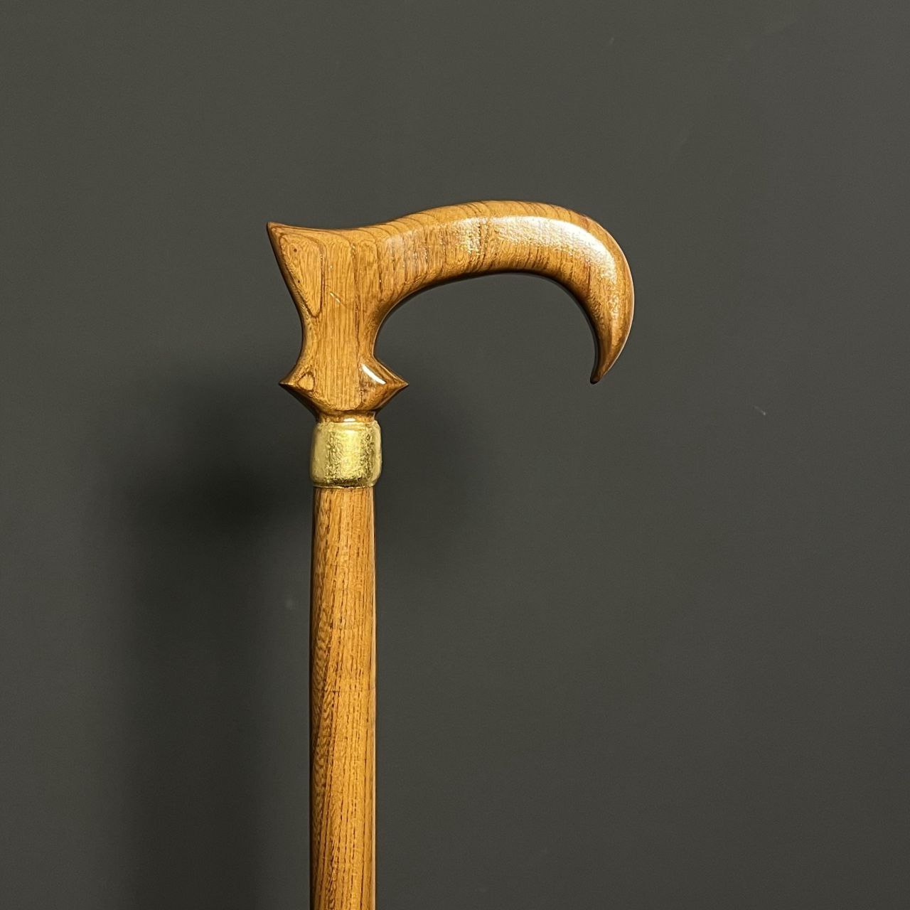 طراحی منحصر‌به‌فرد عصا مدل کارا با دسته ارگونومیک و بدنه چوبی خوش‌تراش