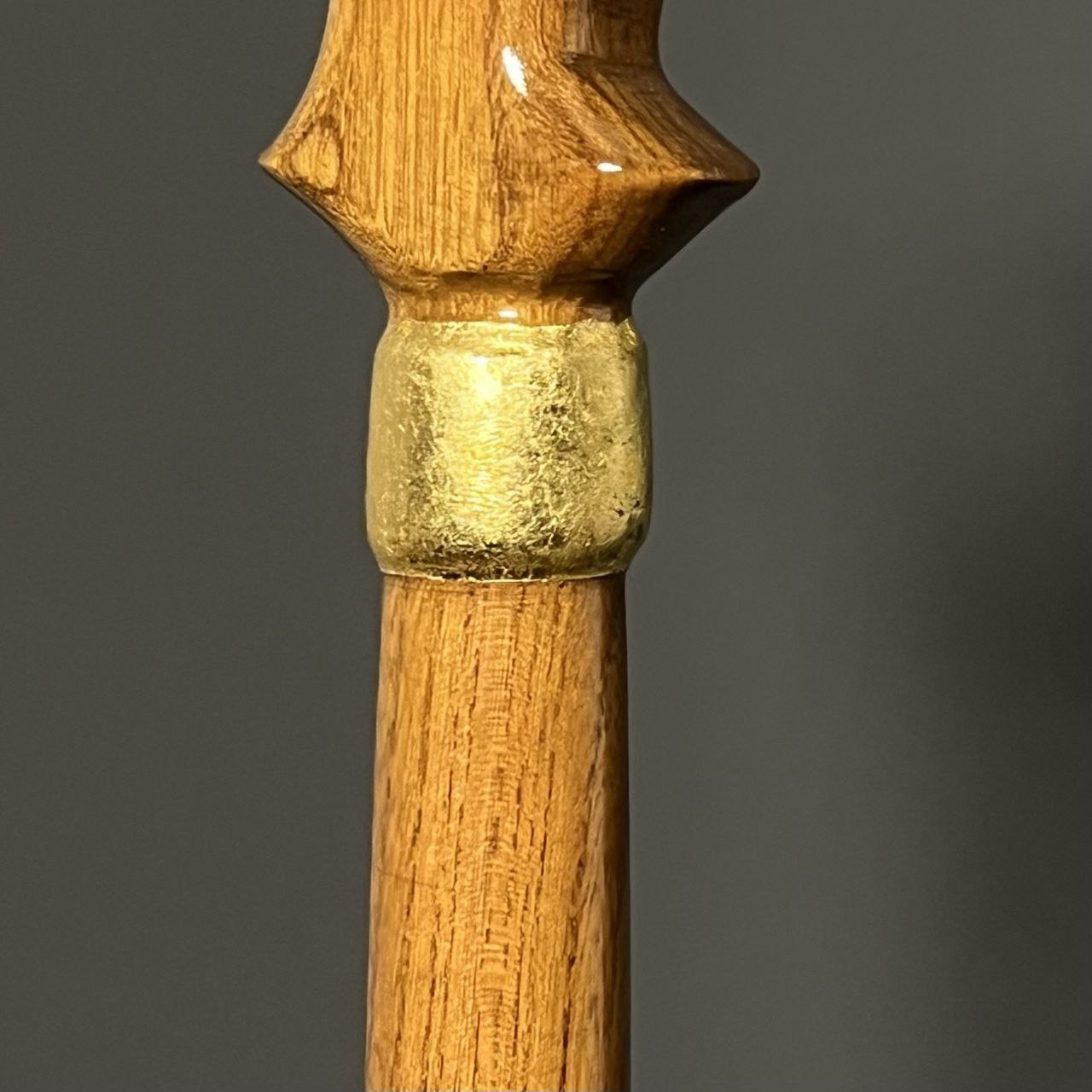 عصای سبک و حرفه‌ای مناسب استفاده روزمره یا کلکسیونی، مدل کارا با تزئینات طلایی