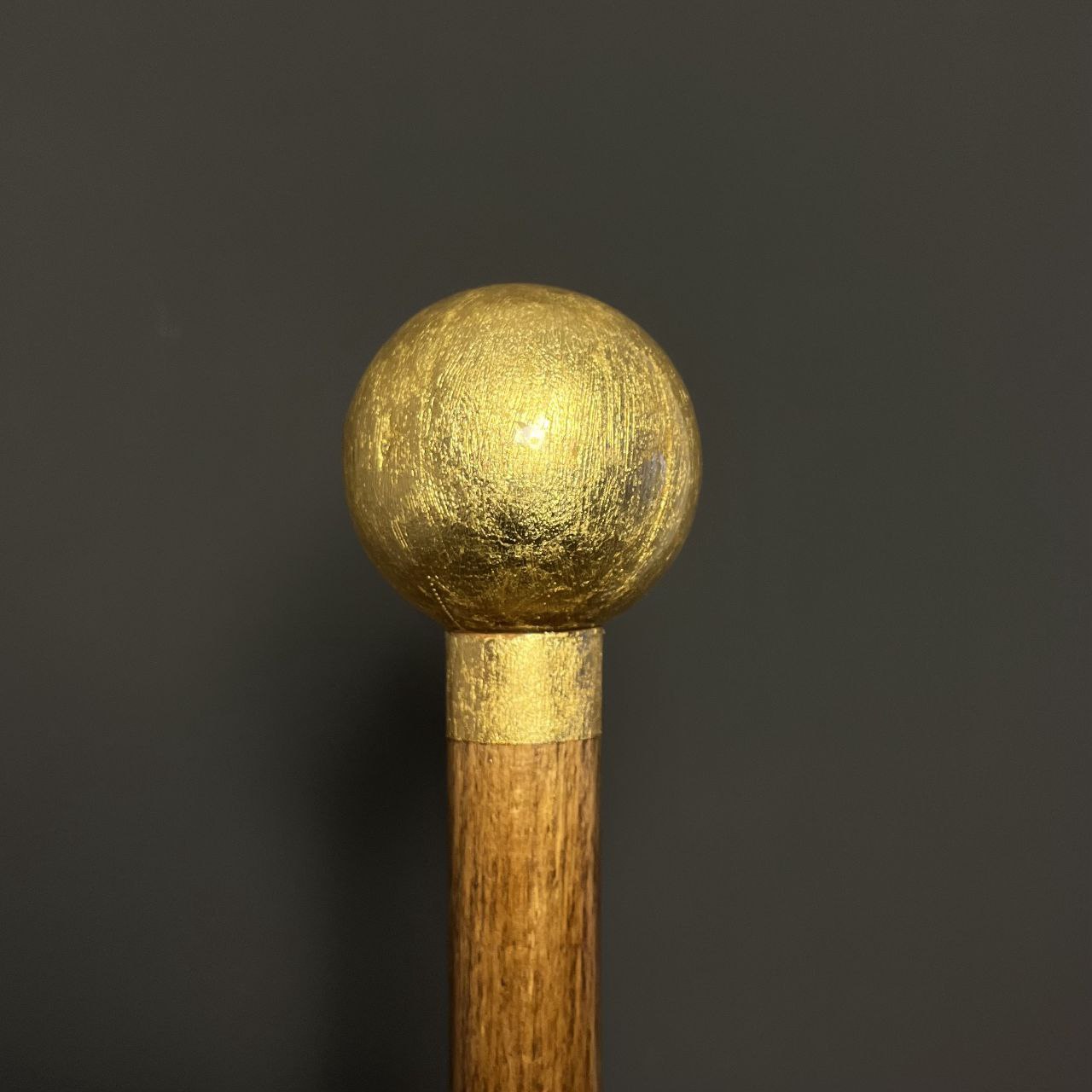 نمای نزدیک از پتینه طلای دسته رزینی عصا مدل ماندانا