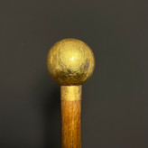 نمای نزدیک از پتینه طلای دسته رزینی عصا مدل ماندانا