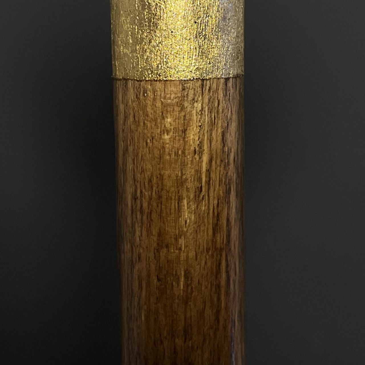 عکس عمودی کامل از عصای ماندانا با بدنه چوبی یک‌ تکه