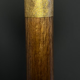 عکس عمودی کامل از عصای ماندانا با بدنه چوبی یک تکه