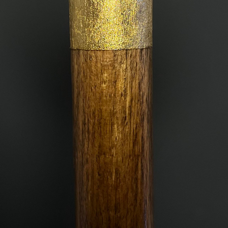 عکس عمودی کامل از عصای ماندانا با بدنه چوبی یک تکه