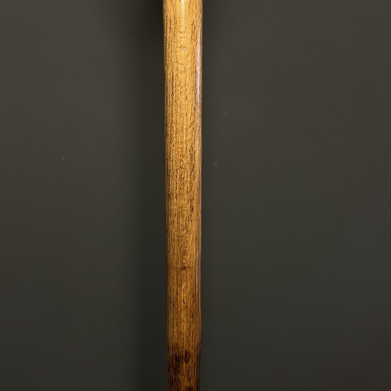 ترکیب متریال چوب و رزین طلایی در عصا مدل سلطنتی ماندانا