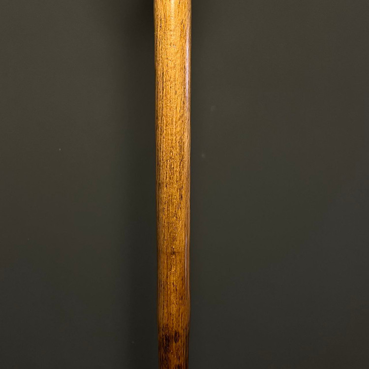 ترکیب متریال چوب و رزین طلایی در عصا مدل سلطنتی ماندانا