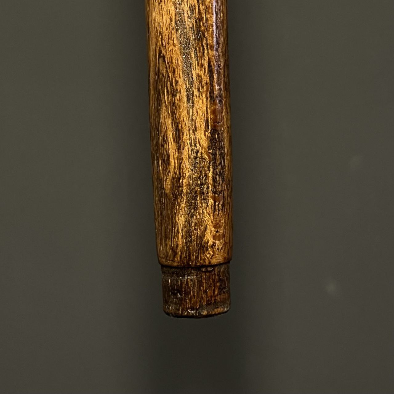 جزئیات دست‌ساز و هنرمندانه در دسته شاهی عصا مدل ماندانا