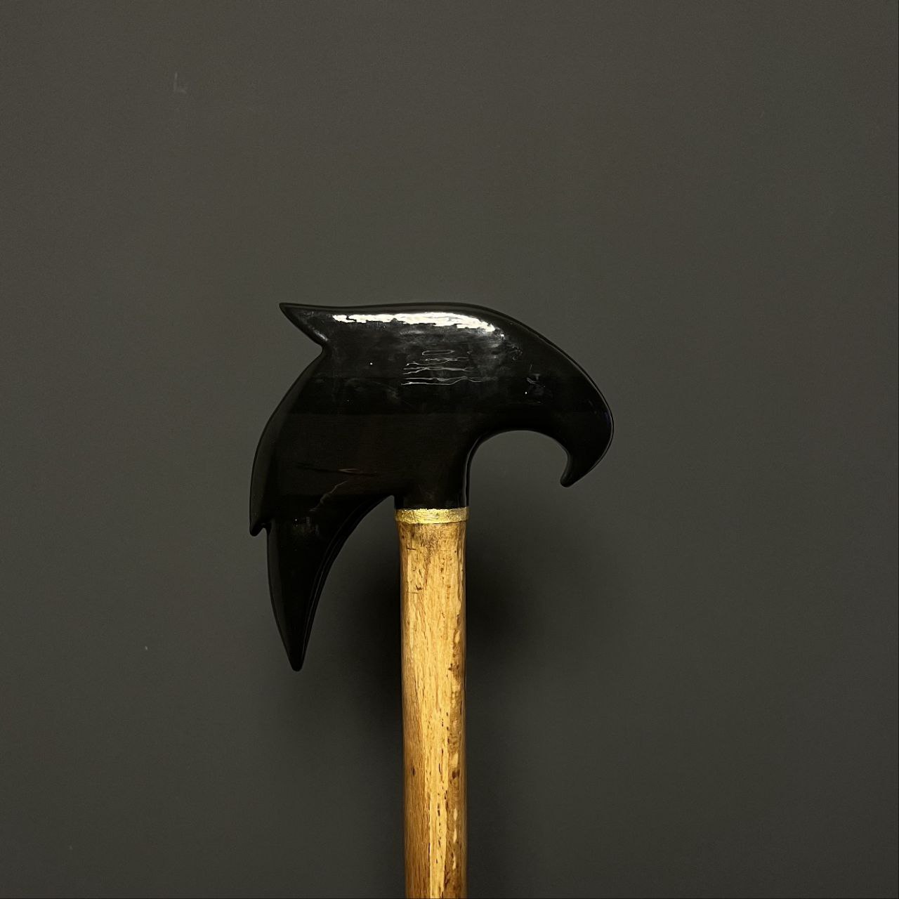 عصا مدل لومانا با دسته‌ای پیکری و رزین مشکی براق