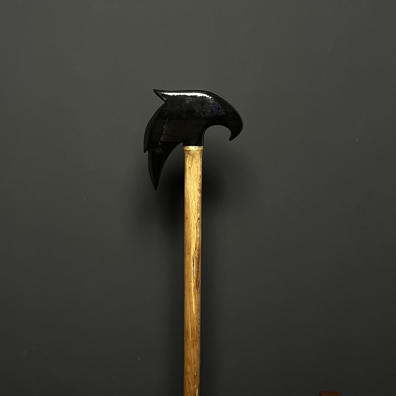 دسته خاص عصای لومانا با طراحی الهام‌گرفته از پرنده شکاری