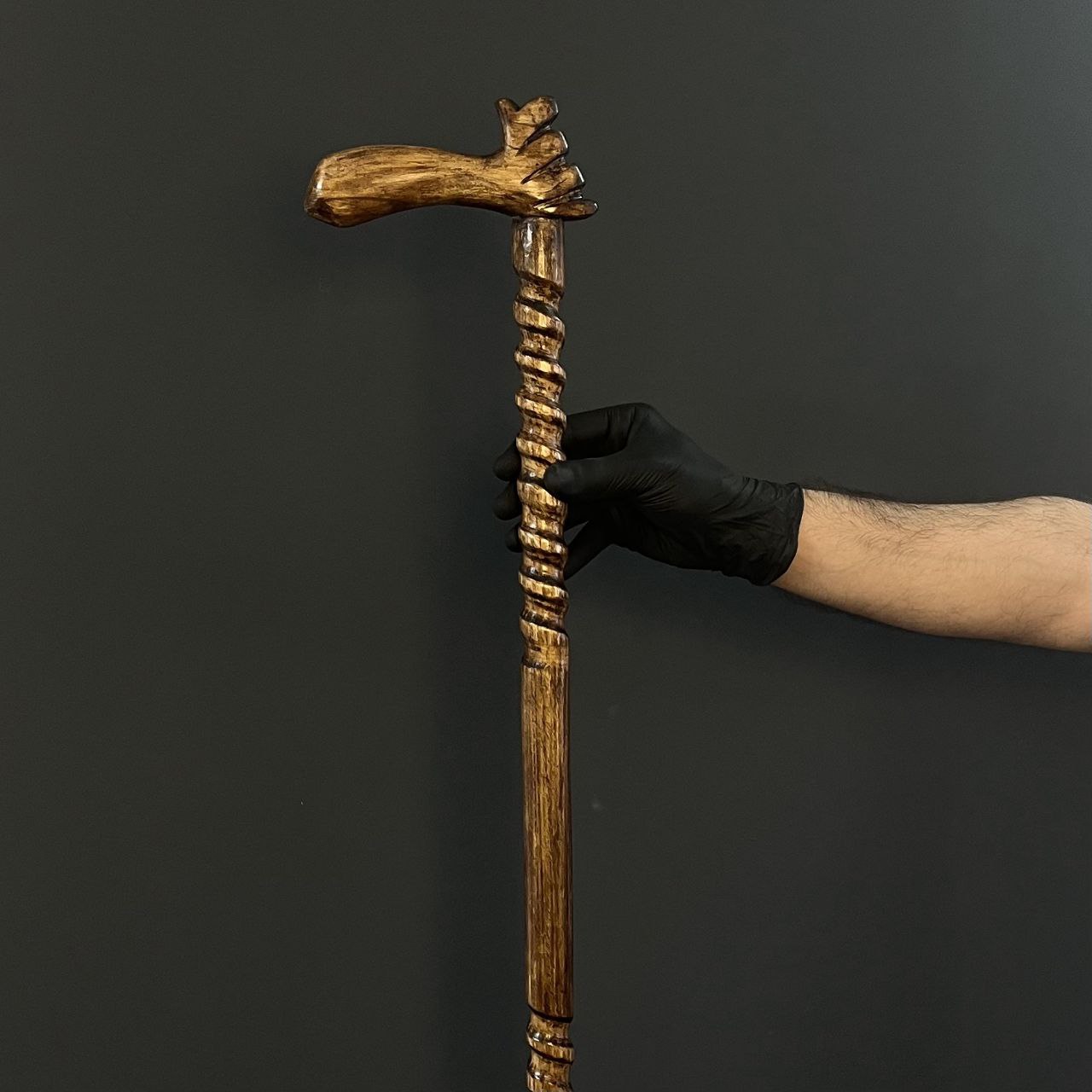 نمای جانبی عصای آرشام با فرم هنری و ساختار یک‌تکه