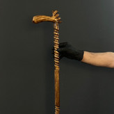 نمای جانبی عصای آرشام با فرم هنری و ساختار یکتکه