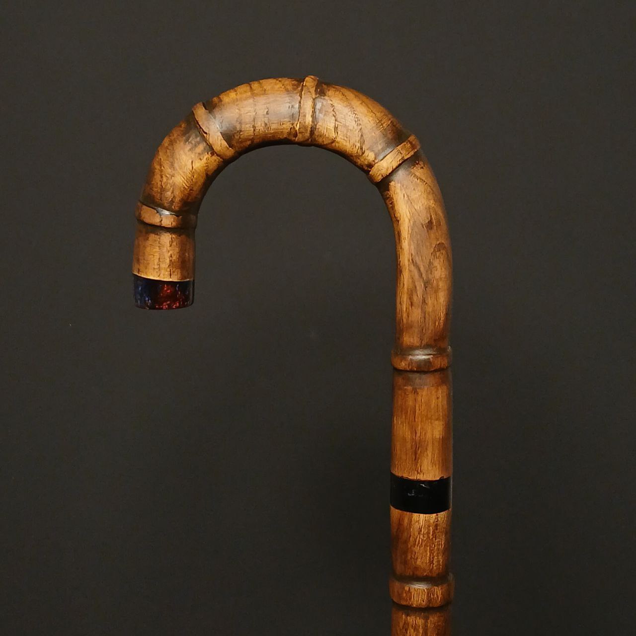 عصا مدل آرمون ساخته‌شده از چوب ون و چوب آزاد با طراحی سنتی و حلقه رزینی – محصول دست‌ساز از گالری عصاخان