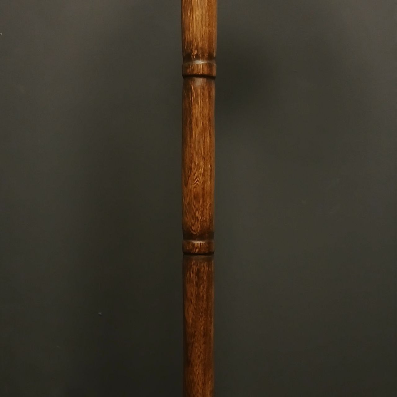 نمای نزدیک از دسته عصا آرمون با حلقه تزئینی رزین و فرم خمیده کلاسیک – محصولی خاص از عصاخان